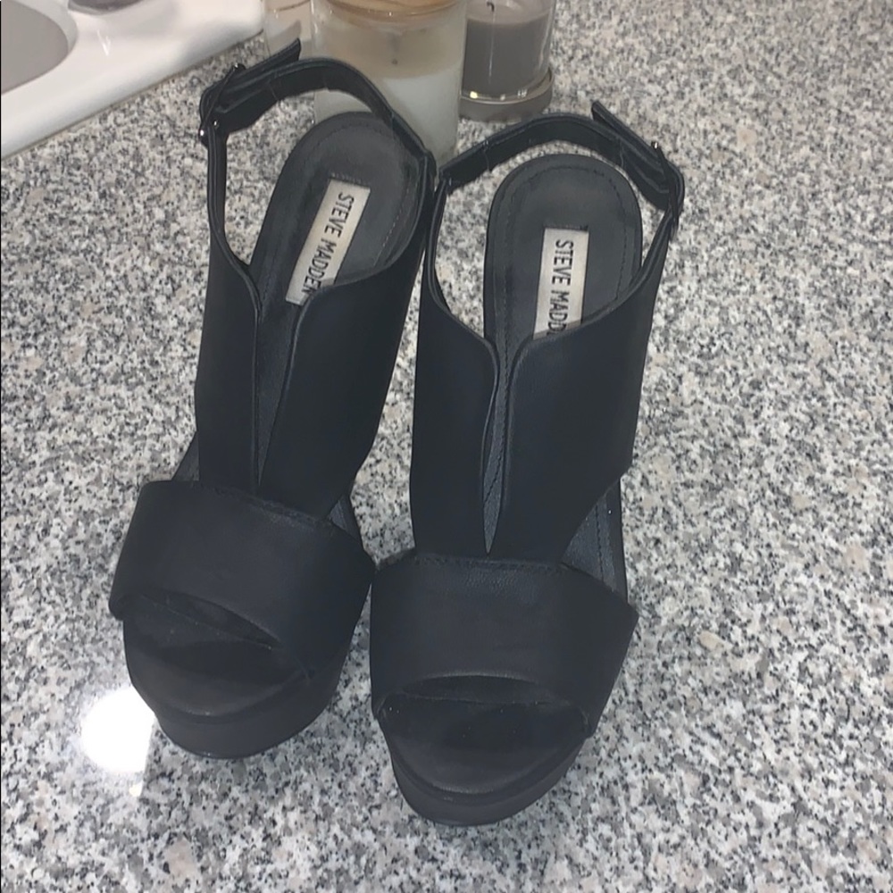 Steve Madden black wedges
